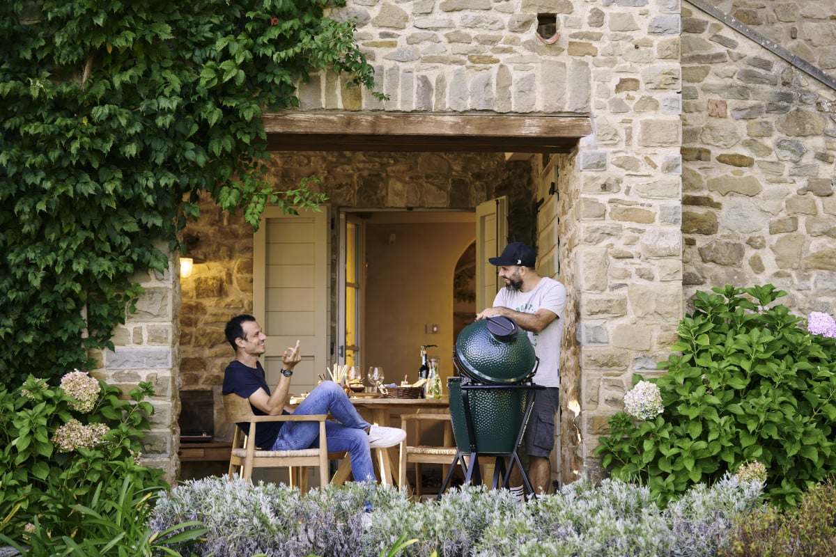 Big Green Egg Medium w przestrzeni ogrodowej