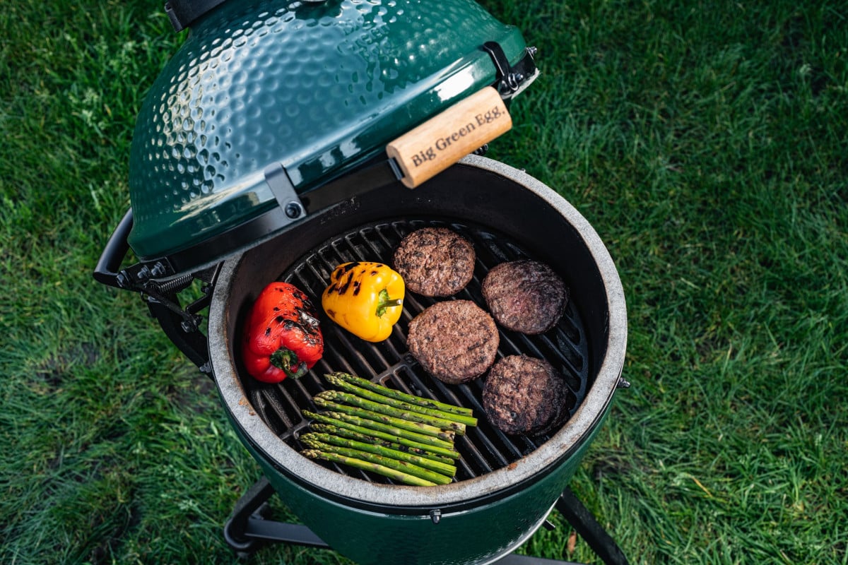 Big Green Egg Medium z pojemnym rusztem