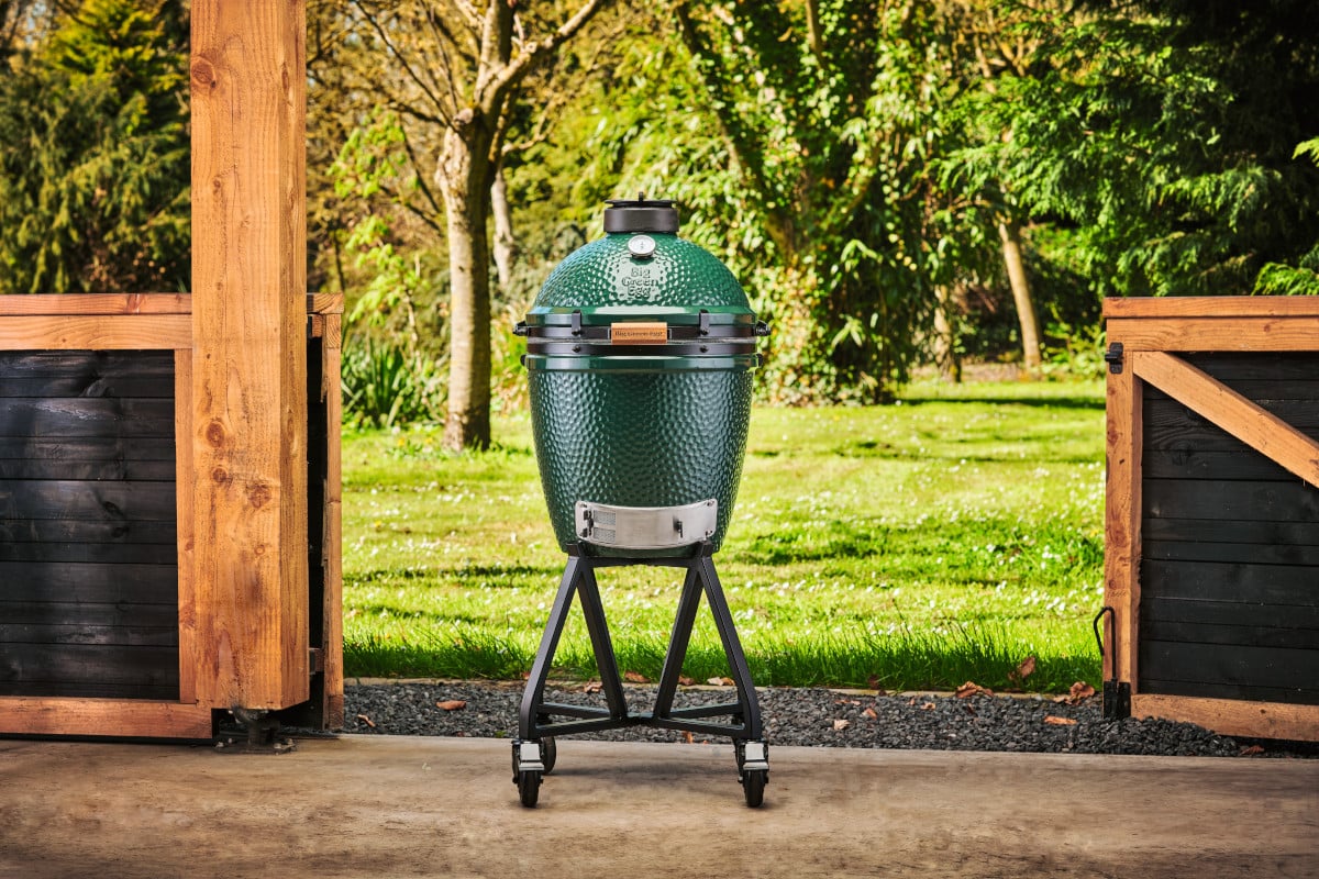 Big Green Egg Medium z intEGGrategrowanym stojakiem na kółkach