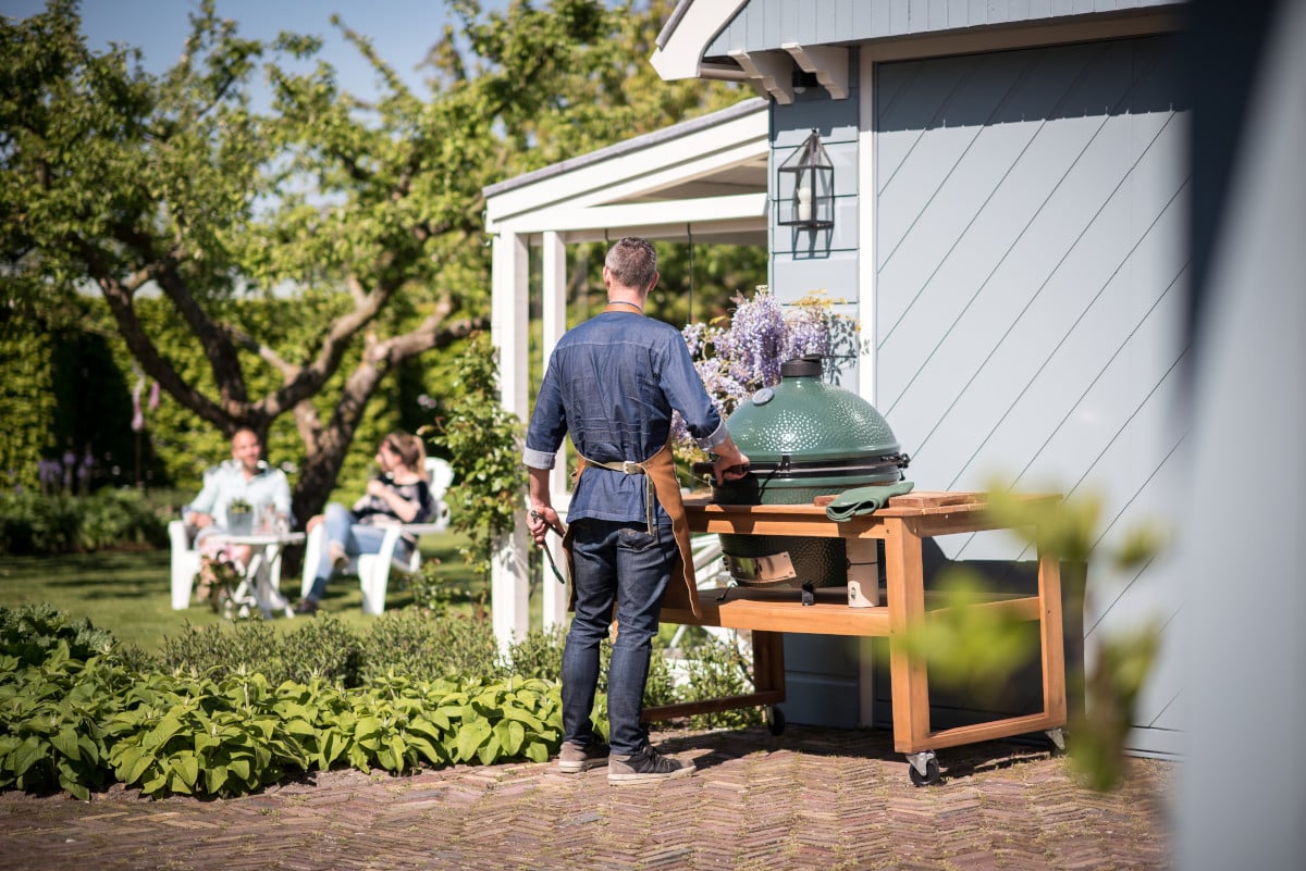 Big Green Egg XLarge w stole eukaliptusowym