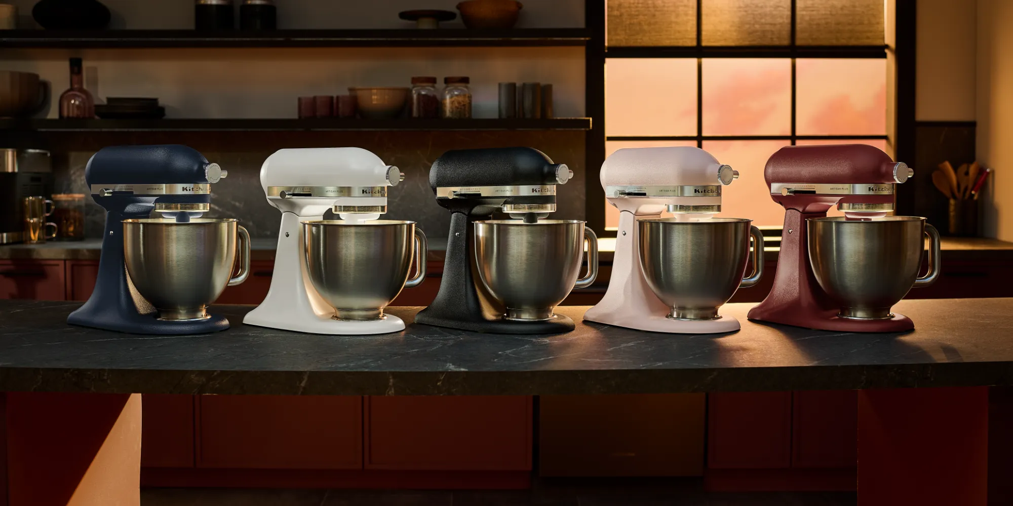 Miksery KitchenAid Artisan Plus na blacie kuchennym