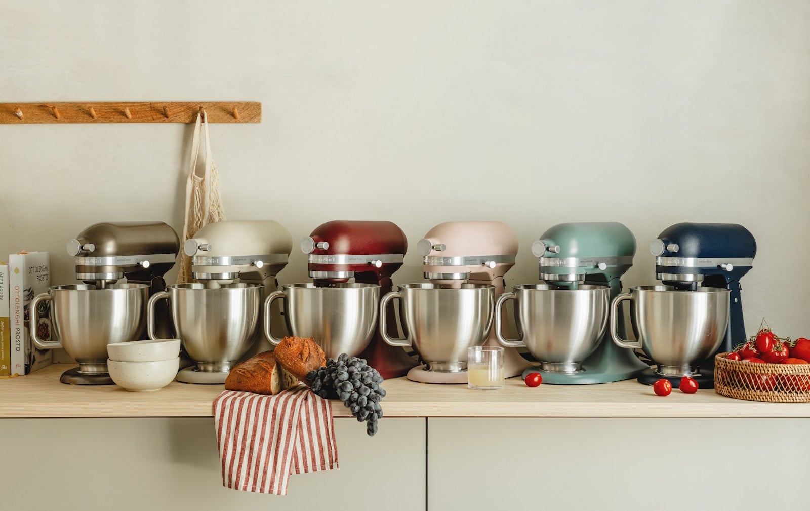 Sześć mikserów planetarnych KitchenAid Artisan Plus w różnych kolorach