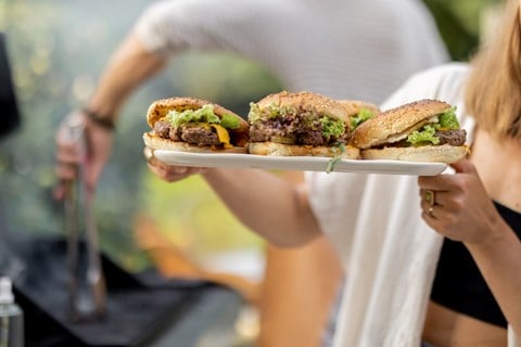 Siekane burgery wołowe i klasyczny sos