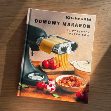 Książka kucharska z robotem i makaronem na okładc